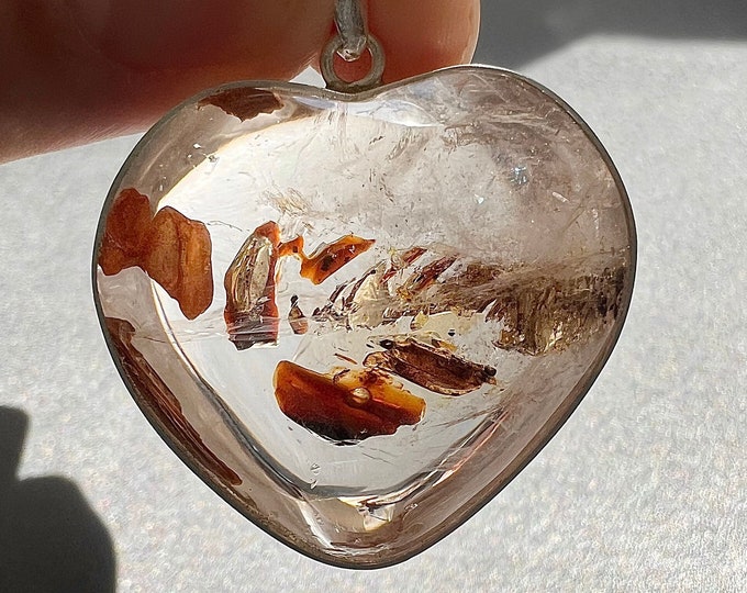 Petroleum quartz - heart shaped silver pendant - Rock crystal with UV reactive petroleum inclusion - Golden firefly enhydro - ID A0365