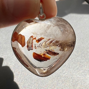 Petroleum quartz - heart shaped silver pendant - Rock crystal with UV reactive petroleum inclusion - Golden firefly enhydro - ID A0365