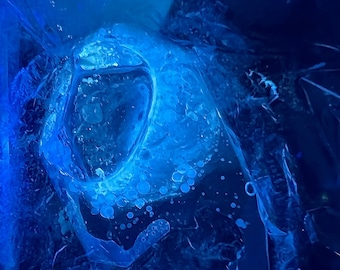 Fascinating Enhydro with large moving bubble and UV reactive oil in crystal shape cavity - elegant quartz rock crystal pendant with chain
