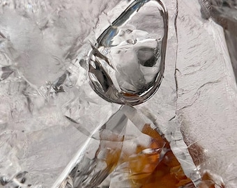 Enhydro - 3 bubbles crystal with golden healer inclusion, main bubble with a lot of movement ID A0595