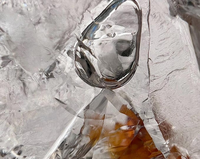 Enhydro - 3 bubbles crystal with golden healer inclusion, main bubble with a lot of movement ID A0595