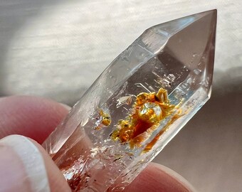 Petroleum quartz "golden Enhydro" firefly specimen - quartz rock crystal polished specimen with bubble in petroleum ID A0084