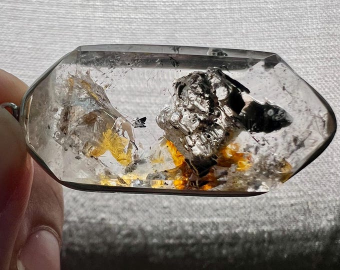 Inclusion - High quality quartz crystal pendant with superb internal formations and golden healer - not an enhydro - IDA 0590