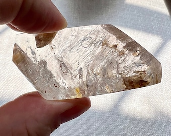 Enhydro with multiple moving bubbles - unmounted quartz rock crystal with internal crystal formations inclusions - ID A0485