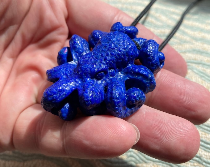 Stunning Lapis Lazuli pendant octopus carving - Exceptional realistic work with natural top quality stone, collector piece