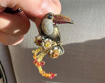 Rubies, Sapphires & Diamonds - Gem-set Toucan bird gold pendant - Stunning high jewelry work