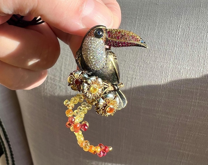 Rubies, Sapphires & Diamonds - Gem-set Toucan bird gold pendant - Stunning high jewelry work