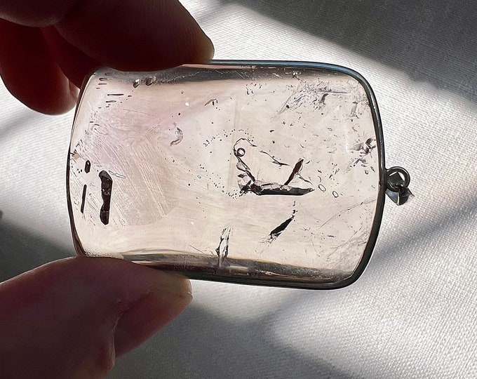 Enhydro - Quartz crystal pendant with small enhydro bubble moving in a superb cavity - ID A0323