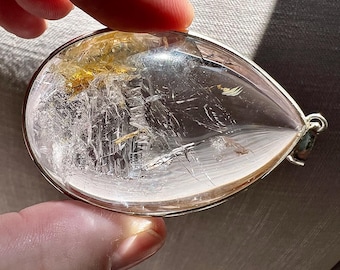 Inclusion - Elegant silver pendant - Quartz rock crystal with superb internal inclusion, golden healer, rainbow - IDA 0574