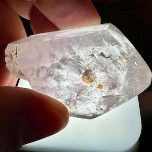 Petroleum Enhydro multiple bubbles - Polished specimen clear quartz rock crystal with petroleum inclusion UV reactive - ID A0310
