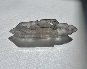Quartz rock crystal floater UV reactive, grey edges - IDA 0800
