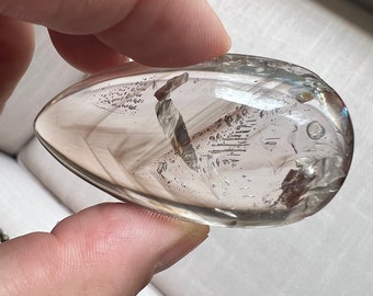 Unmounted Enhydro crystal with bubble, smokey phantoms and internal crystal formations - ID A0107