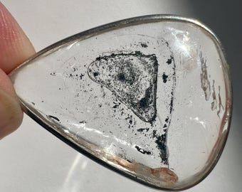 Enhydro quartz rock crystal pendant with large moving bubble and graphite inclusions - 3 phase inclusion - Elegant pendant - ID A0631