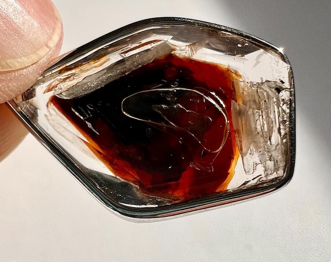 Petroleum quartz - silver pendant with multiple bubbles - Rock crystal UV reactive petroleum inclusion - Golden firefly enhydro - ID A0682