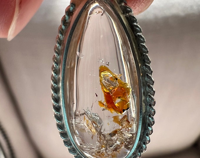 Adorable petroleum quartz crystal from Madagascar -small silver pendant with chain - ID A0085