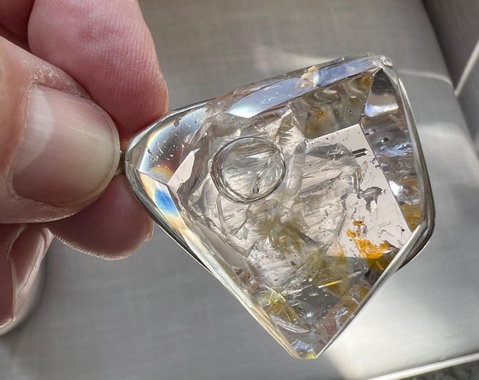 Superb faceted Enhydro pendant with large bubble with lots of movement - quartz rock crystal inclusions - ID A0536