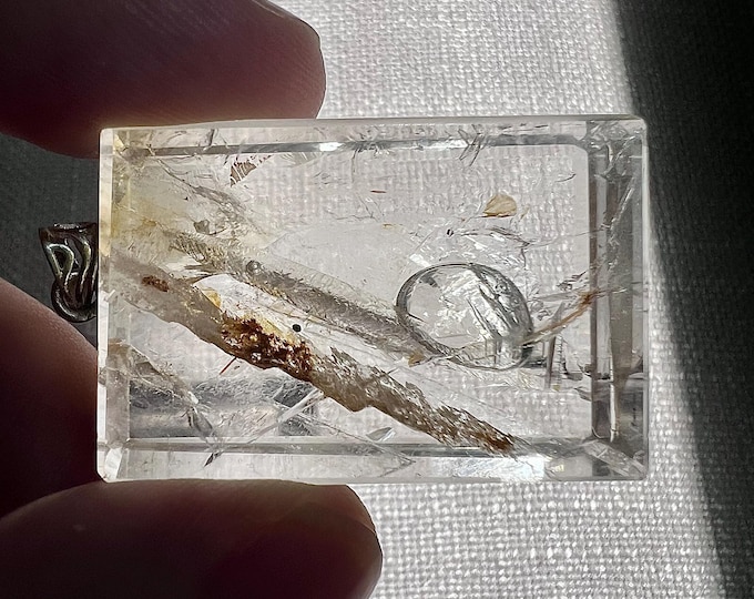 Fascinating enhydro reacting under uv light - quartz rock crystal pendant - moving bubble - Ingot - ID A0412