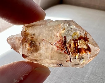 Petroleum quartz unpolished specimen with 3 methane bubbles - quartz rock crystal inclusion - golden firefly enhydro - ID A0405
