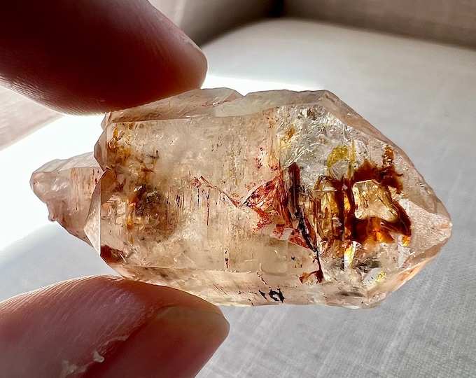 Petroleum quartz unpolished specimen with 3 methane bubbles - quartz rock crystal inclusion - golden firefly enhydro - ID A0405