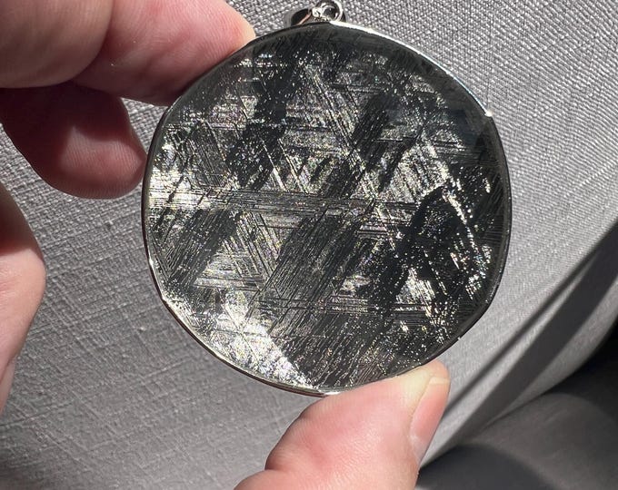 Meteorite pendant - Meteorite encased under faced crystal mounted in silver - Superb and unique pendant - IDA 0646