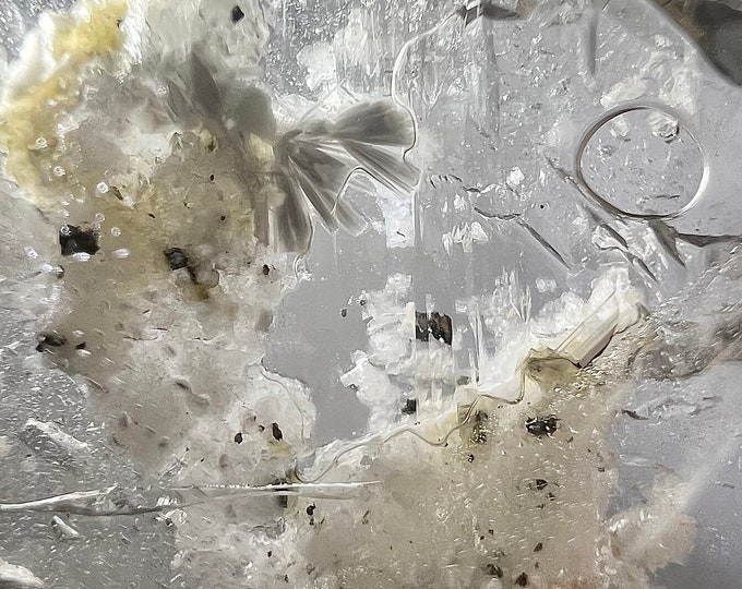 Unique inclusion and enhydro combination - Massive Enhydro quartz rock crystal display piece - XL moving bubble - Unique inclusion ID A0072