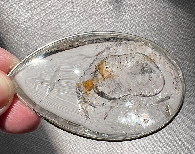 Heavy enhydro pendant with extra-large moving bubble hosted in an etched cavity - quartz rock crystal golden healer - IDA 0665