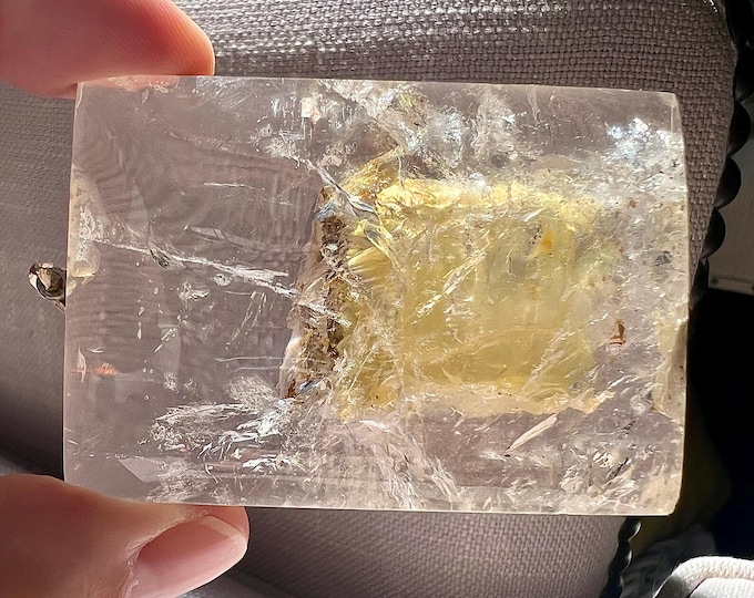 Enhydro - Specialty Enhydro, quartz rock crystal pendant with a large moving bubble and yellowish sand - ID A0515