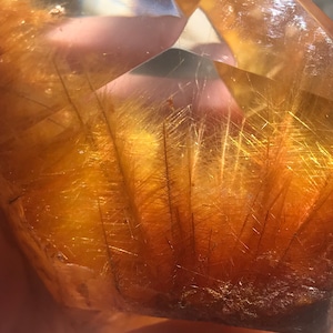 Spécimen exceptionnel de minéral rutile doré du Brésil, cristal de quartz rutile