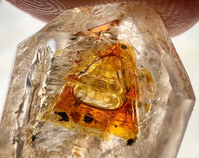 Enhydro - Petroleum quartz "golden Enhydro" firefly specimen - quartz rock crystal specimen with large bubble in petroleum ID A0582