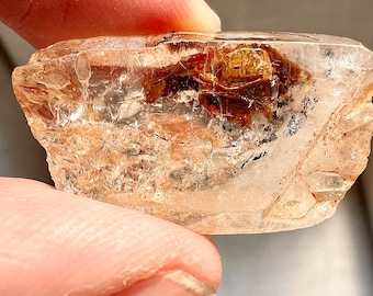 Petroleum quartz "golden Enhydro" firefly specimen - quartz rock crystal unpolished specimen with bubble in petroleum ID A0176