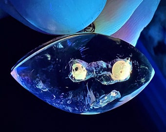 18k GOLD petroleum quartz pendant - In the shape of a smiling face with 2 "petroleum bubbles" for the eyes - Halloween golden enhydro