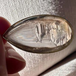 Enhydro - Elegant teardrop pendant with large bubble set in gold color sterling silver - ID A0579