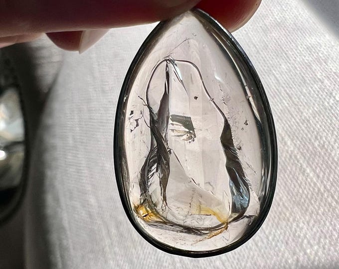 Enhydro - Elegant teardrop pendant with large moving bubble ID A0580