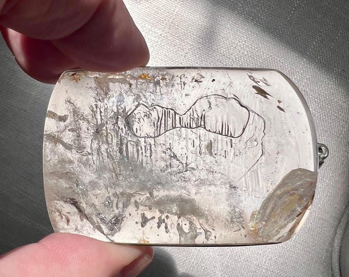 Enhydro - Large pendant with large bubble moving throughout a thin cavity - quartz crystal ID A0653