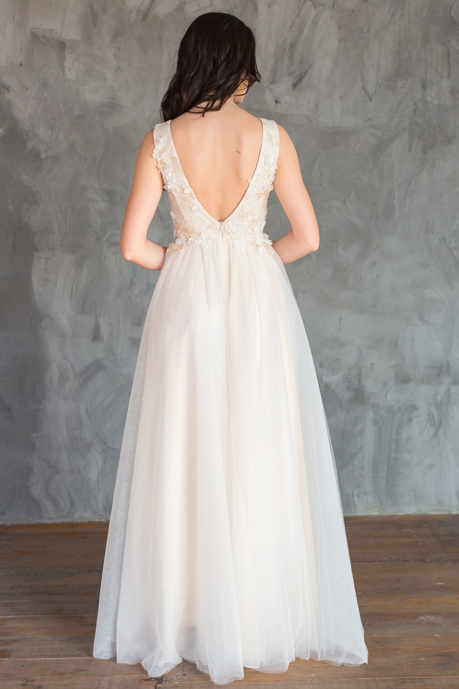 Backless Ivory Wedding Dress: Timeless Elegance for Your Big Day