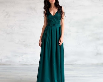 Emerald Green Evening Dress: A-Line Pleated V-Neck Prom Gown