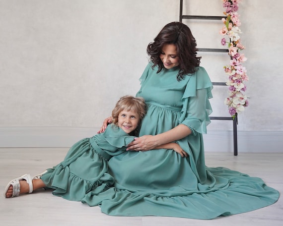 Pregnant mom and daughter matching outfits deals