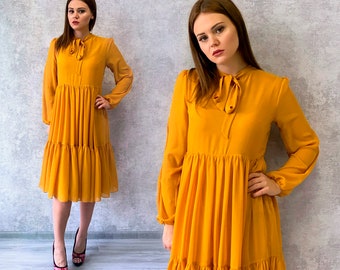 Robe midi moutarde en mousseline de soie : robe de cocktail fluide à manches longues