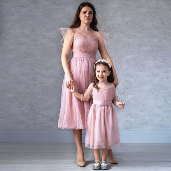 pink dress for family pictures What to Wear for Hawaii Beach Photos: Shades of Pink - Hawaii Photographer