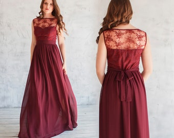 Lange avondjurk van bordeauxrode chiffon: formele jurk met bloemenkant