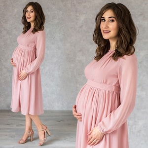 Sukienka koktajlowa Blush Maternity zwiewna / Sukienka midi dla przyszłej mamy / Elegancka sukienka ciążowa / Sukienka na baby shower / Dopasowana sukienka ciążowa