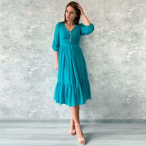 Turkusowa sukienka koktajlowa plus size, sukienka szyfonowa, elegancka suknia wieczorowa, zwiewna sukienka midi, sukienka damska z rękawami i perłowymi guzikami