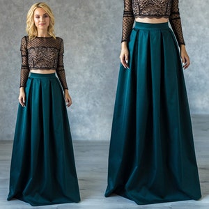 Stylish floor length emerald skirt with a wide pleats. Waist fit, has a sewn-in waistband about two inches wide. Made of polished cotton, with a slight sheen. Pockets in the side seams. Hidden zip fastening at the back.