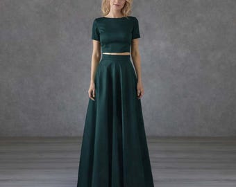 Emeraldfarbener Zweiteiler: Elegantes Abend-Outfit aus Crop Top und Rock