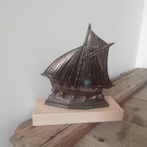 Segelboot-Marinedekoration aus Messing auf Marmorsockel