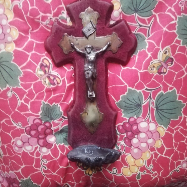 Crucifix ancien avec bénitier 19ème sur velours rouge
