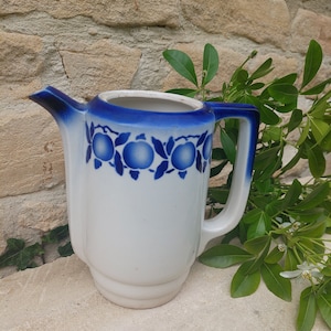 Cafetera de jarra Saint-Amand de los años 40 con decoración de manzana azul