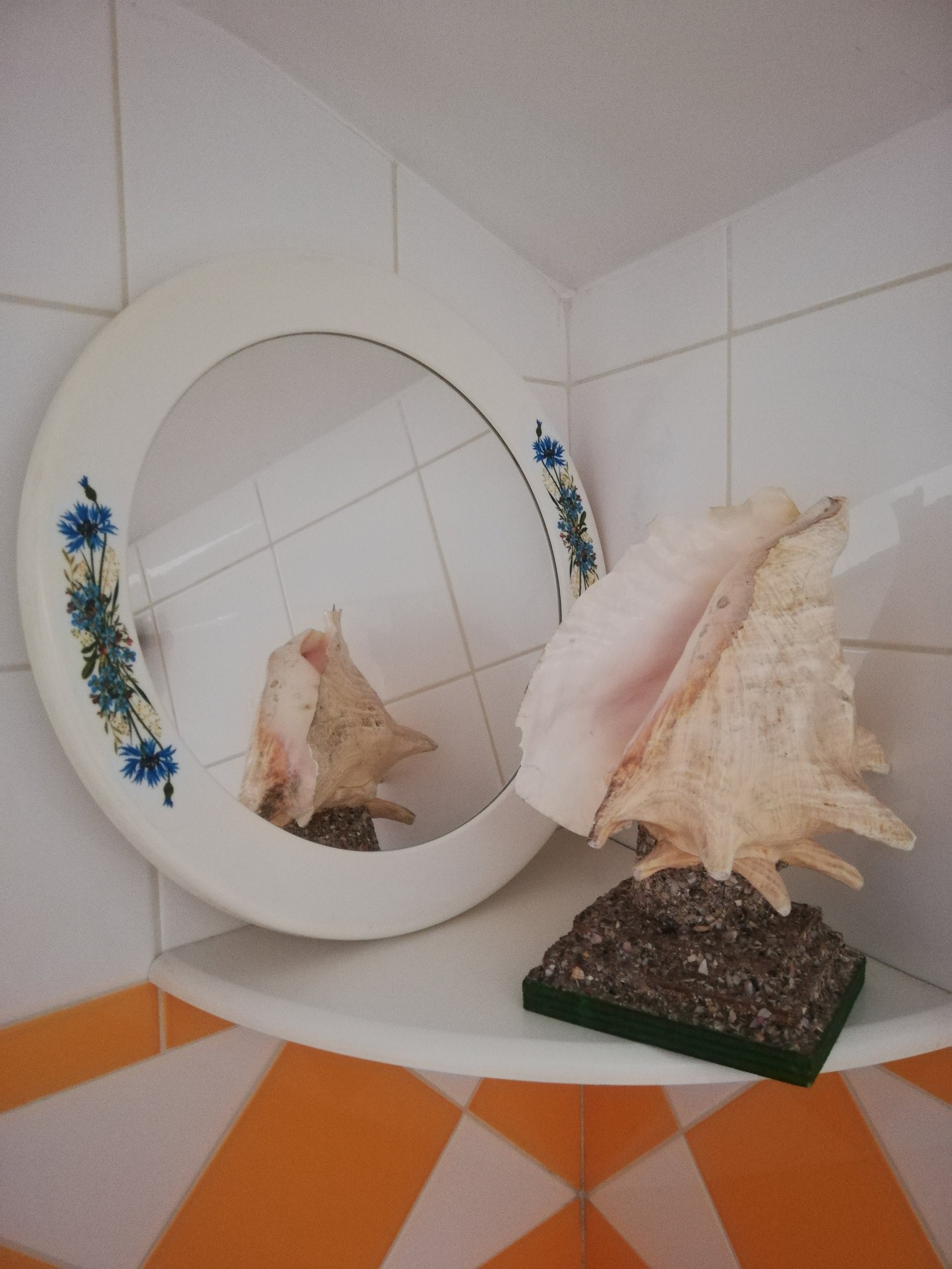 Grand Miroir Rond Syla en Plastique Blanc et Fleurs Bleues Années 70