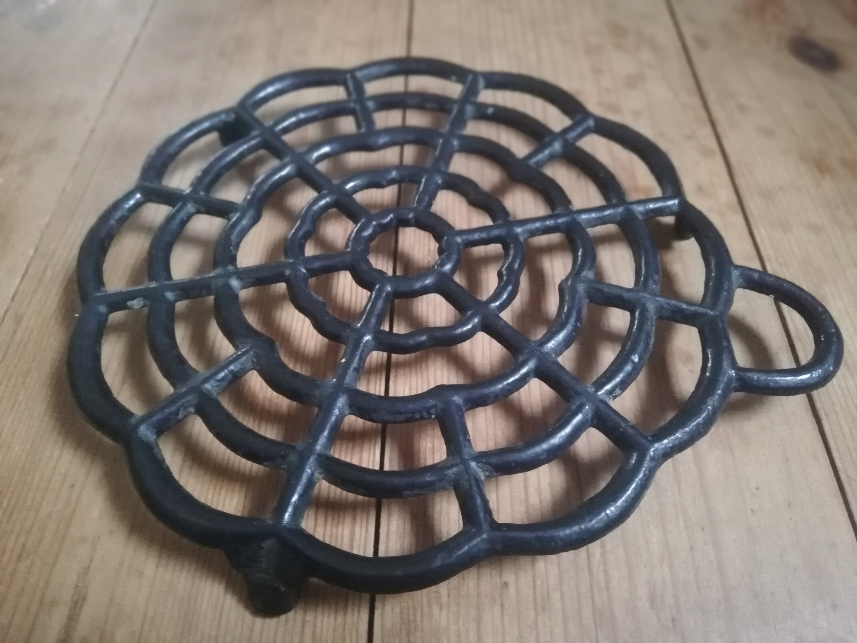 Dessous de Plat en Fonte Noire à Oreille Années 60