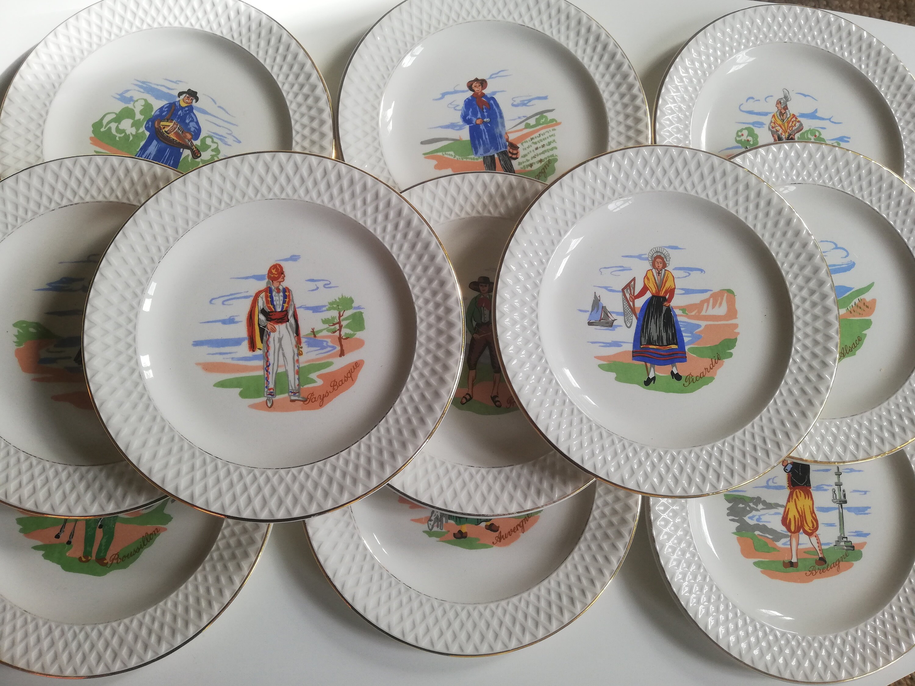 11 Assiettes à Dessert Gien Costumes de France